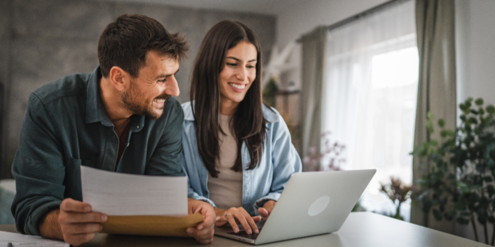 Couple reading DM with laptop -flip